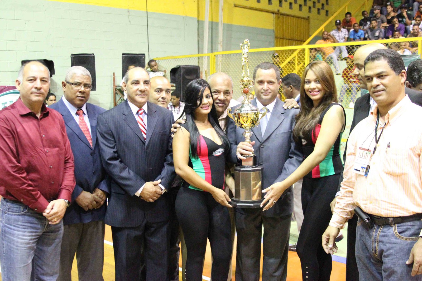 César Ureña, ejecutivo de la Cervecería Nacional Dominicana, entrega la copa cerveza Bohemia a los cuatro clubes participantes, al Comité Organizador y a la Asociación de Baloncesto de Espaillat (ASOBAE).